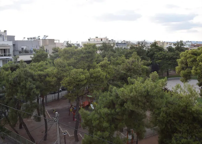 Walk To Center From Quiet Park Apartment