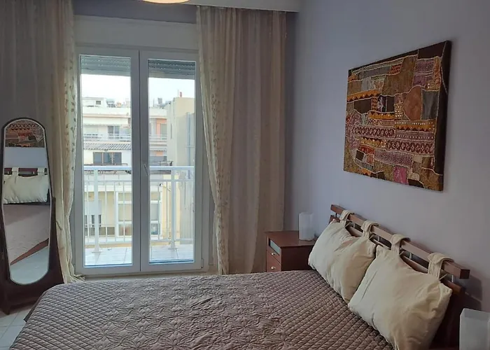 Walk To Center From Quiet Park Apartment