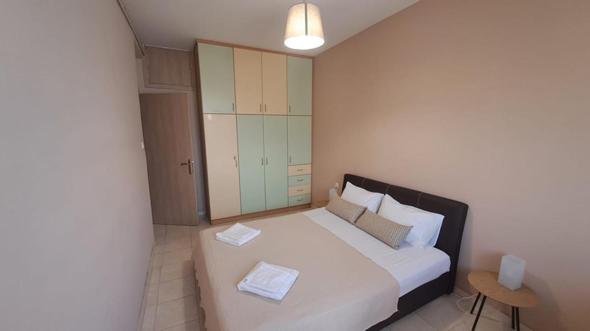 Walk To Center From Quiet Park Apartment *