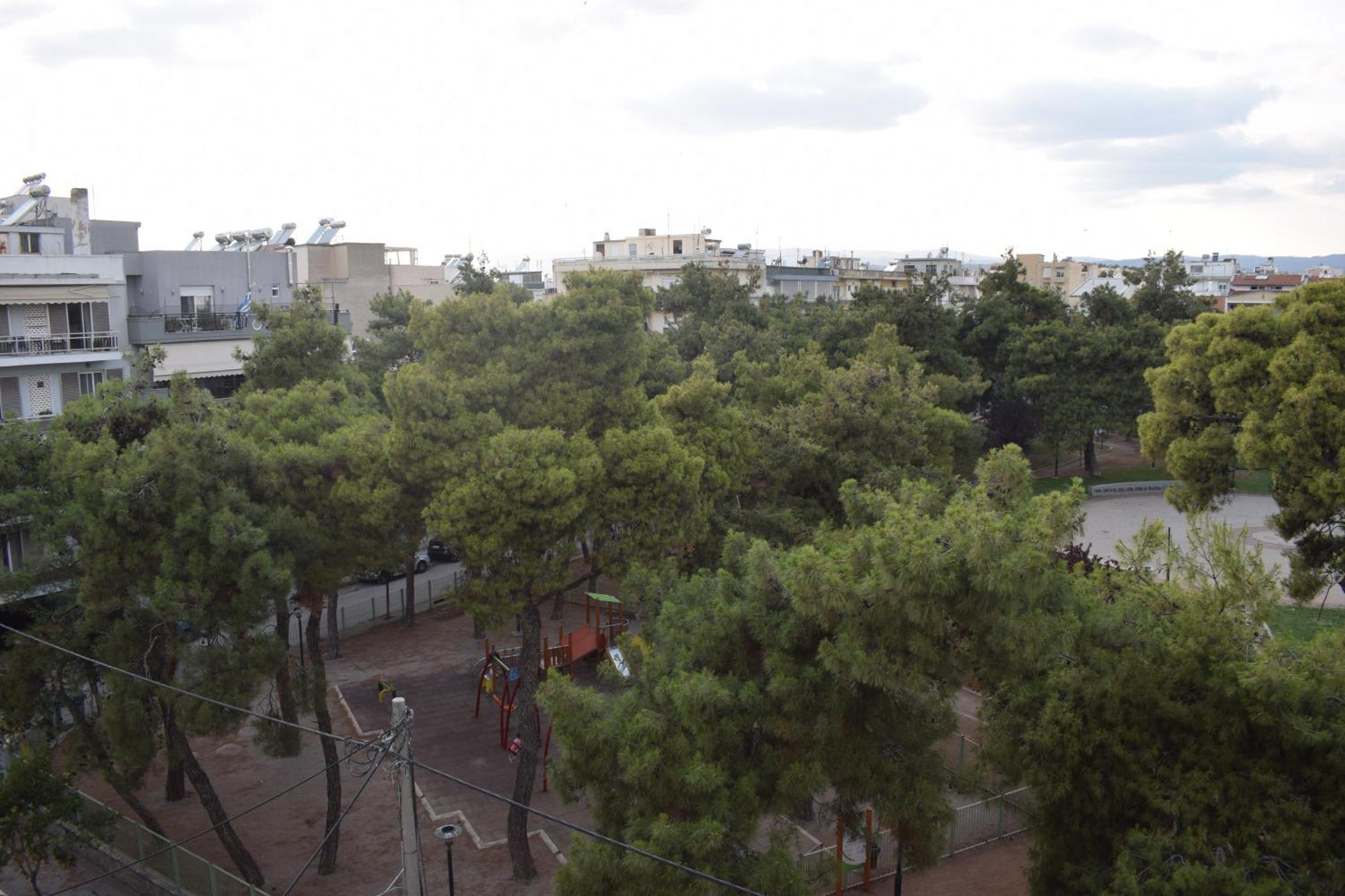 Walk To Center From Quiet Park Apartment